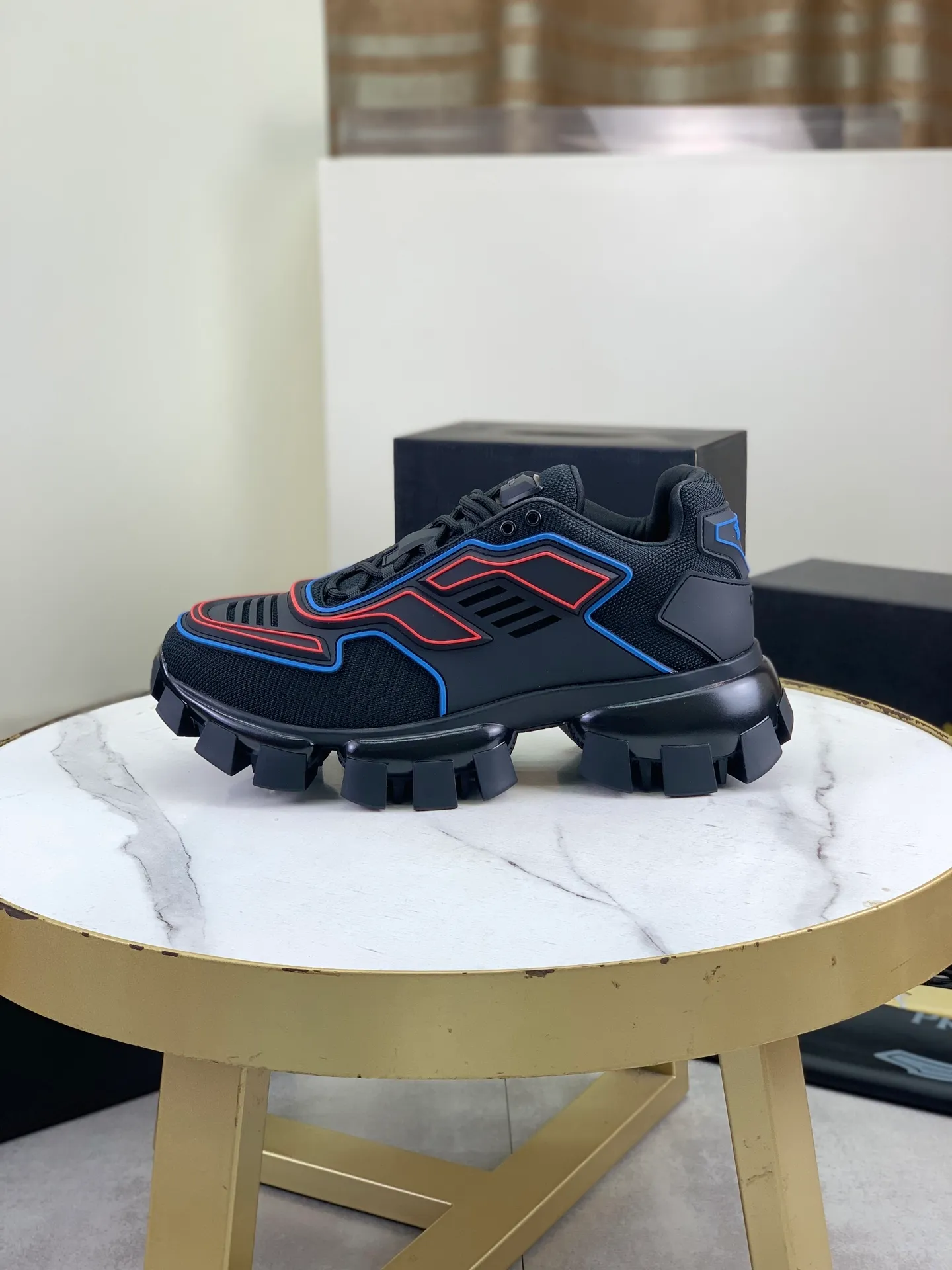 Men's Men's Shoes P660 New Top Version PRADA Prada Dark Punk Martin Rock Tank Mecha Hardcore Fighting Shoes ☑️ A century-old brand, the unique hardcore design has entered the public eye. The tank element is used as the sole design, subverting conventions, breaking the monotony, brightening the overall shape, eye-catching, and achieving a meaningless appearance. With its hard-core styling and metal accessories full of design, it unleashes an unruly punk spirit, interprets a unique and iconic style, and demonstrates the leadership level of its pioneer originator in the field of thick-soled shoes. It is the nirvana darling of major fashion weeks. 📣📣The ultra-light foam outsole solves the problem of bulkiness and is suitable for those who know the difference. ✅Fabric: Original splicing design and production ✅Inner: Original lining➕Cow leather insole. ✅Original foam combination outsole with 8cm heel height and super light weight. ✅Code number: Female 35-39 (40 is customized and non-refundable) Male 39-45 (46 and 47 are customized and non-refundable) Full package at the counter